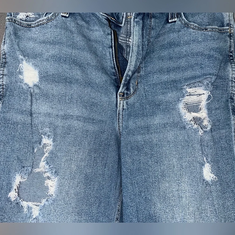 Hollister Ultra High-Rise Mom Jeans - Picture 3 of 9
